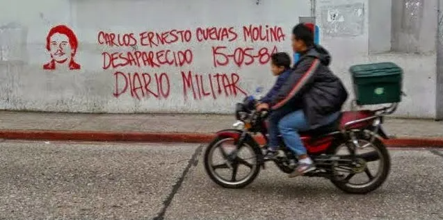  A un costado del Conservatorio Nacional de Música está el rostro de Carlos Cuevas, unos de los 183 desaparecidos por el régimen militar de Mejía Víctores. Foto: desaparicionforzada.com 